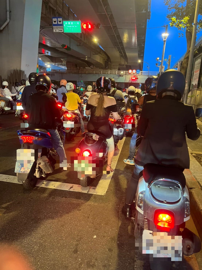 一名薄纱妹因为穿着清凉，还隐隐约约露出「黑色小丁」，引起网友暴动。（翻摄自脸书路上观察学院）