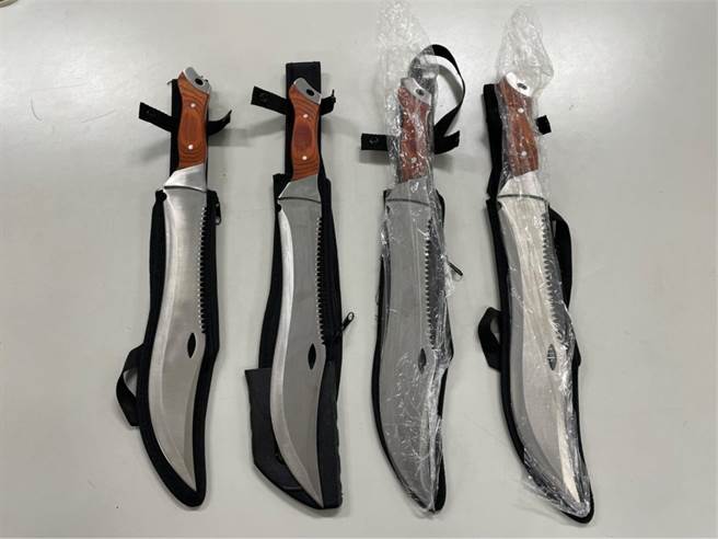 黄嫌车上搜出4把开山刀。（警方提供／李奇叡新北传真）