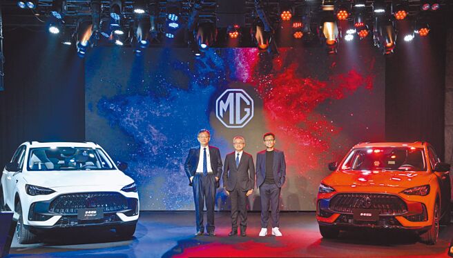 纵横车坛百年MG品牌正式由总代理MG Taiwan宣布导入台湾，中华汽车总经理陈昭文（中）、MG Taiwan董事长钱经武（左）、MG Taiwan总经理陈宗裕（右）亲自出席首场记者会，昭示MG品牌深耕台湾永续经营的企图与决心。图／MG Taiwan提供