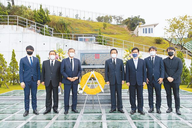 日本前防卫大臣、现任眾议员石破茂（左三）30日上午率日本议员访问团，在无任所大使林佳龙（右三）等人陪同下，前往五指山国军示范公墓特勋区吊唁前总统李登辉，表达真诚的追思。（李登辉基金会提供）