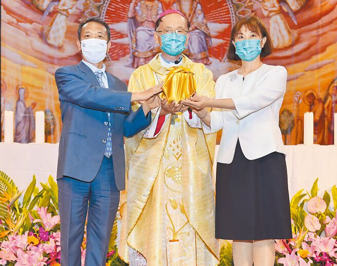 静宜大学30日举行第12任校长就职感恩弥撒暨交接典礼，由美国佛罗里达州立大学教育科技博士林思伶（右）接任，成为静宜首位女校长。（陈世宗摄）