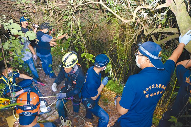 台中市潭子区24日发生滷味摊老板枪击命案，警方锁定太平山区为搜索热区，29日在陡坡发现一具尸体，比对确认死者为林姓凶嫌，鑑识人员现场搜证。（民眾提供）