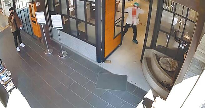 锺姓诊所员工被砍伤后衝回诊所内，之后又打开门查看，他的白袍上血迹斑斑，相当骇人。（摘自脸书「黑色豪门企业」／林欣仪台中传真）