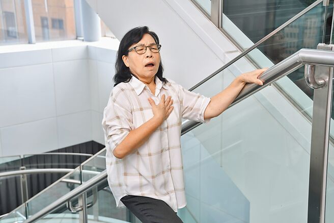 看似简单的日常活动对心衰竭患者来说都显得困难，爬楼梯也容易喘不过气。（中华民国心臟基金会提供／林周义台北传真）