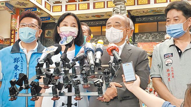 国民党高雄市长参选人柯志恩（左二）30日在前立法院长王金平（右二）等人陪同下，前往路竹区参拜天后宫并参加党内同志介绍会。（林雅惠摄）