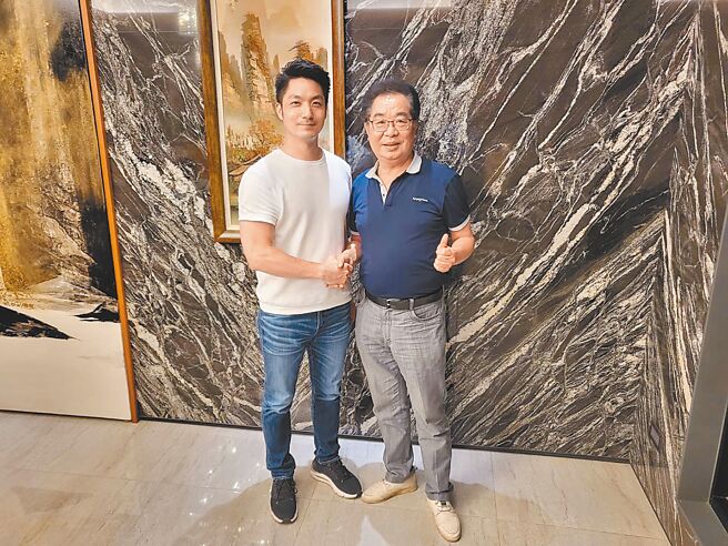 国民党台北市长参选人蒋万安（左）日前陪同党主席朱立伦南下苗栗，并与国民党苗栗县长参选人谢福弘（右）餐叙合影。（谢福弘提供／谢明俊苗栗传真）