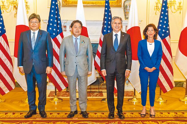 美國國務卿布林肯（右二）、商務部長雷蒙多（右一）與日本外務大臣林芳正（左二）、經濟產業大臣萩生田光一（左一），29日在華府舉行美日首次「經濟版2+2」會議，並合影留念。（摘自美國國務院官網）