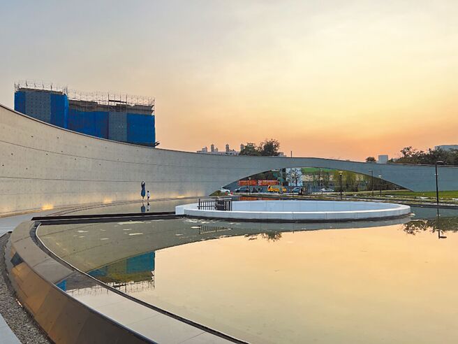 斥资逾5亿元的桃园市平镇区1895乙未保台纪念公园，清水模建筑成IG打卡热点，但却遭点名偏离浪漫台3线。（蔡依珍摄）