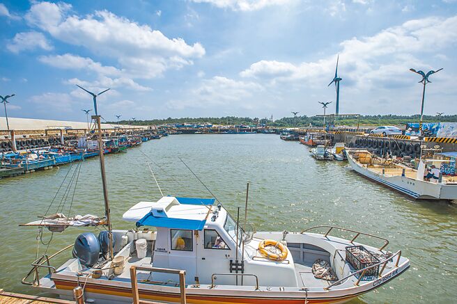 新丰乡坡头渔港凸堤延伸工程未扩大内泊区，但周边解除土地使用管制，将成为新竹海岸线重要的观光休閒据点。（罗浚滨摄）