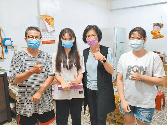 林育任虽出身贫困家庭，在彰化女中求学期间努力学习，今年录取高医牙医系。	（县府提供／吴建辉彰化传真）