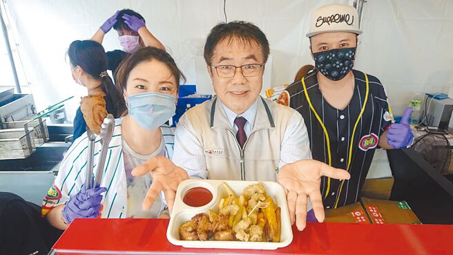 市长黄伟哲（右二）大推台南在地业者的炸鸡。（程炳璋摄）