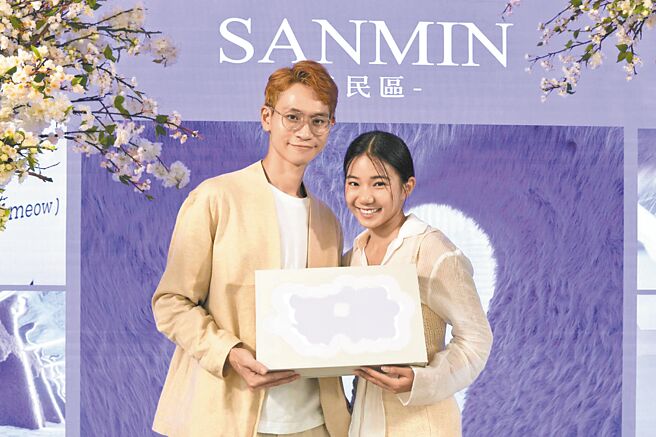 高市青年局揪名設計師推「結婚書約禮盒」，特別邀請Youtuber情侶檔「眾量級CROWD」搶先體驗。（高市青年局提供／柯宗緯高雄傳真）