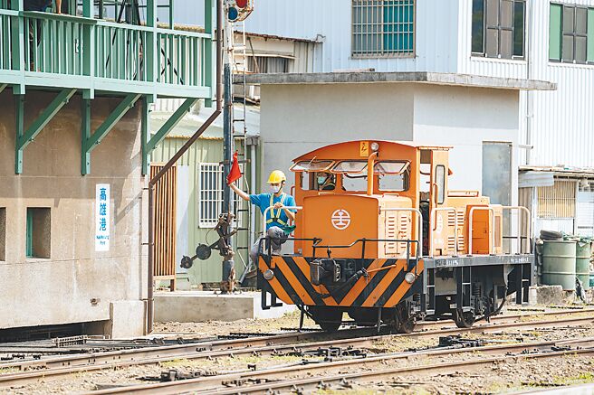 睽违14年，高雄港站北号志楼重新启用，以迎接DL-1034列车进站，向这座歷史建筑致敬。（杨舒婷摄）