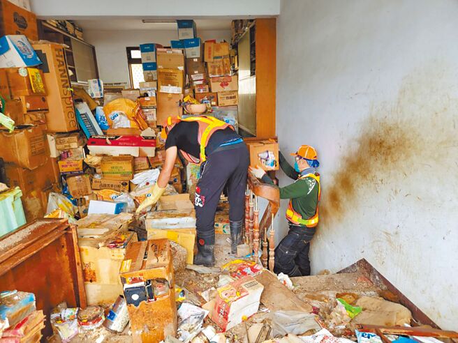 高雄三民區寶獅里一棟透天厝民宅，因長期堆放大量雜物，整棟樓滿是老鼠、蟑螂橫行，環保局派員到場清理，可見5樓堆滿紙箱等物。（翻攝照片／洪靖宜高雄傳真）