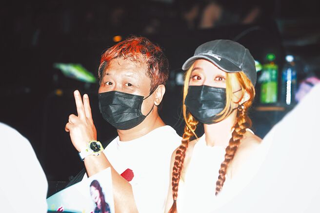 纳豆（左）昨和女友依依坐贵宾席欣赏演唱会。（邓博仁摄）
