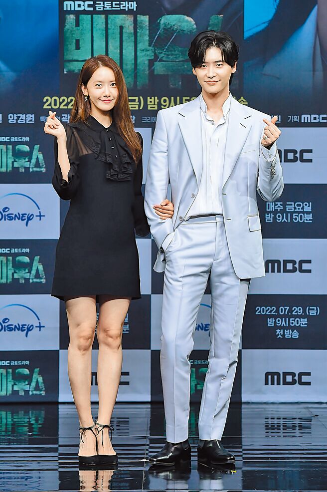 李鍾碩（右）、潤娥日前出席《黑話律師》記者會。（Disney＋提供）