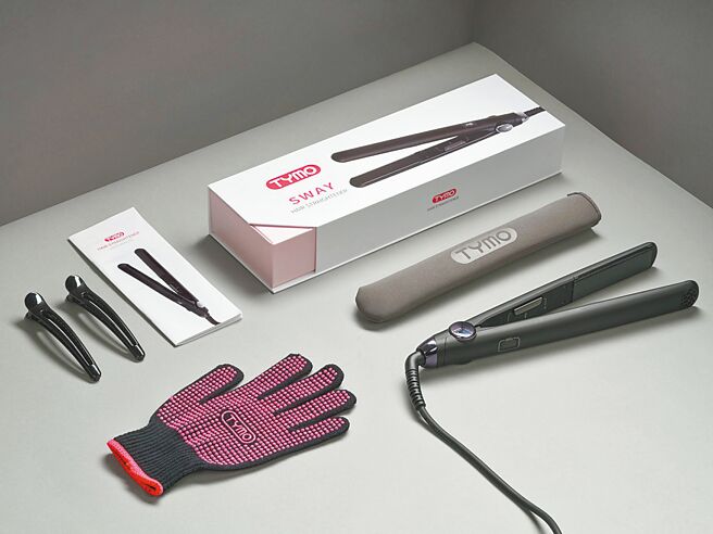 TYMO SWAY 智慧造型夾套組，附贈絨布收納袋、TYMO防燙手套、無痕髮夾，定價2580元。（TYMO提供）
