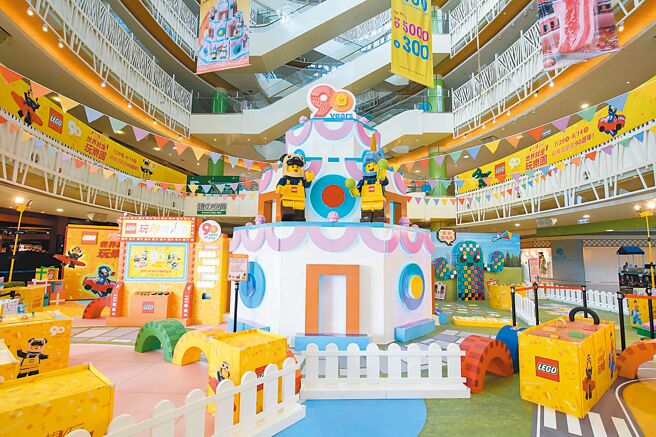 丹麦玩具品牌乐高今年欢庆90周年，品牌即日起于梦时代购物中心3F蛋型空间打造专属游乐园（见图），并于8月14日前推出「开箱你的玩乐园」赠礼活动，8月1日起于全台指定店点推出多款全新盒组。（乐高提供）