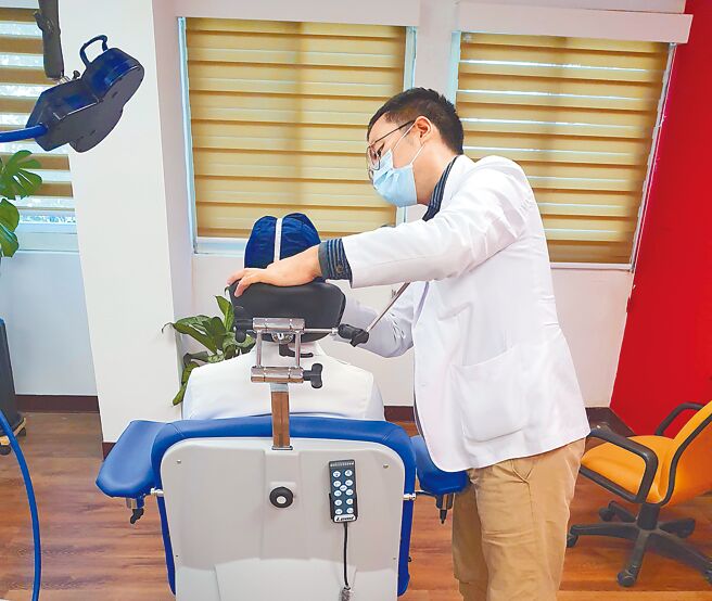 「经颅磁刺激」的原理是透过电磁感应的物理作用，直接透过机器接触头部产生小的电流刺激大脑，进而产生活化大脑的作用。（臺北市立联合医院提供）