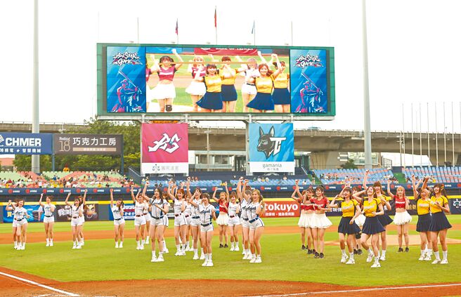 2022中职明星赛在台中洲际棒球场热闹开打，5队啦啦队共50名女孩赛前跳起开场舞蹈，炒热气氛。（中央社）