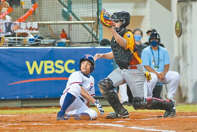 中華隊高品翰（左）1局下從二壘直闖本壘，遭委內瑞拉捕手米里安觸殺出局。（中華棒協提供）