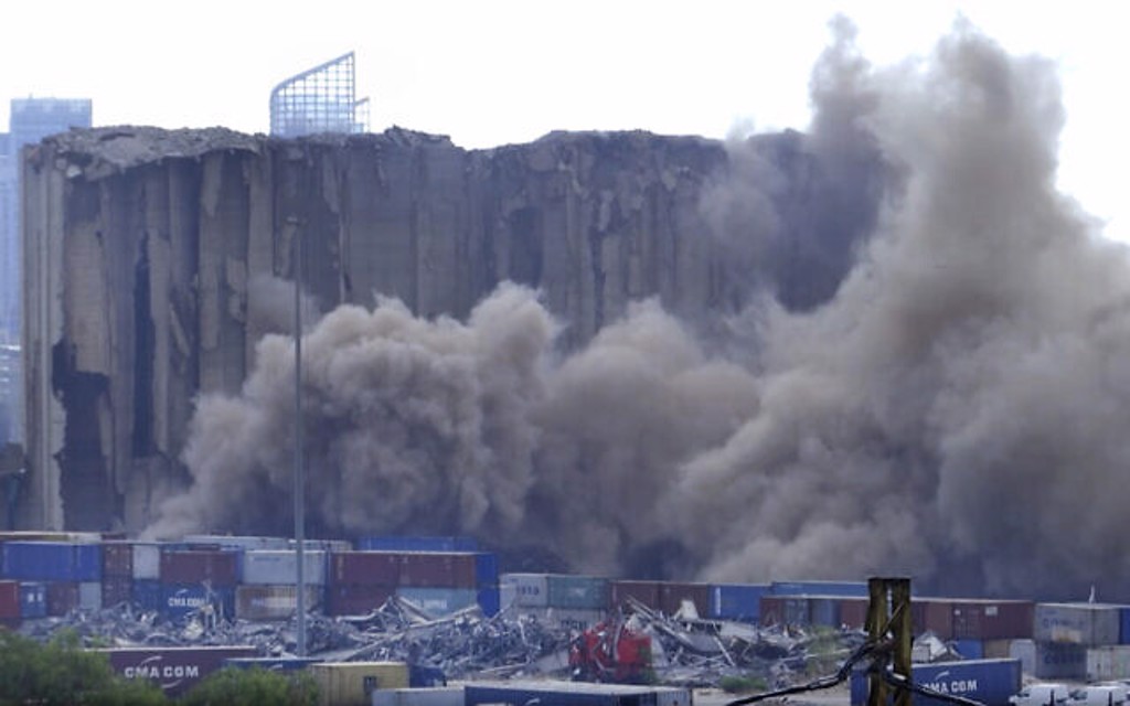 贝鲁特大爆炸2年后，受损谷仓不敌大火坍塌。图/美联社(photo:ChinaTimes)
