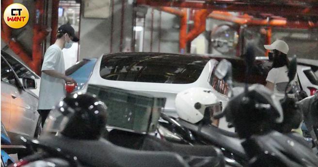 逛完夜市两人坐上一台特斯拉离去。（图／本刊摄影组）