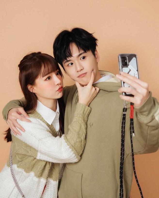 虽未公开认爱，但元元和凯皓曾一同拍摄手机业配，大方在镜头前展现亲密。（图／翻摄自许凯皓IG）