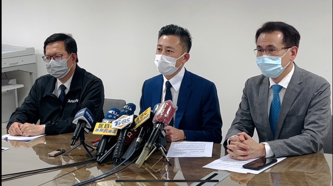 論文門持續延燒，民進黨桃園市長參選人林智堅（中）7月31日在桃園市長鄭文燦（左）、立委鄭運鵬（右）陪同下再開記者會澄清無抄襲。（資料照/蔡依珍攝）