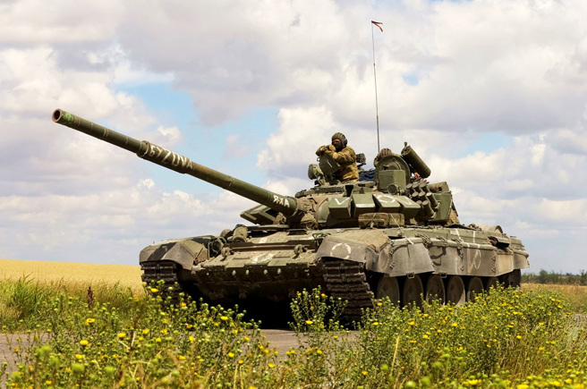 英国国家安全专家格里斯（Anthony Glees）表示，俄罗斯军队显然陷入困境，如果乌军反攻南部大城刻松（Kherson）的战役对乌军有利，俄罗斯军队将遭遇「重大失败」。图为在乌克兰南部札波罗热（Zaporizhzhia）的俄军坦克。（资料照／路透社）