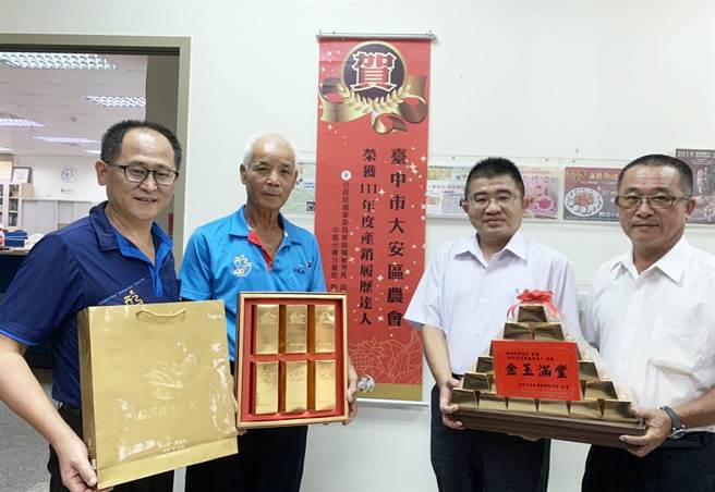 农粮署中区分署秘书陈尚仁日前到大安区农会，送上产销履歷红榜祝贺；种植水稻的农民陈莲章今年也拿下殊荣。（大安区农会提供）