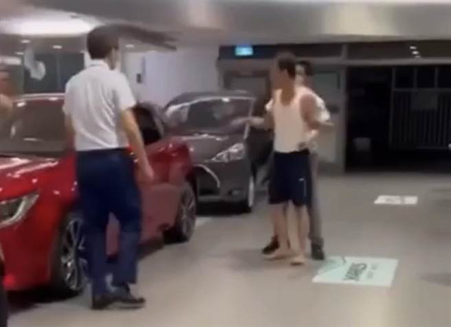 男子持棍追打邻居，车厂业务见状连忙上前拦阻。(翻摄画面)