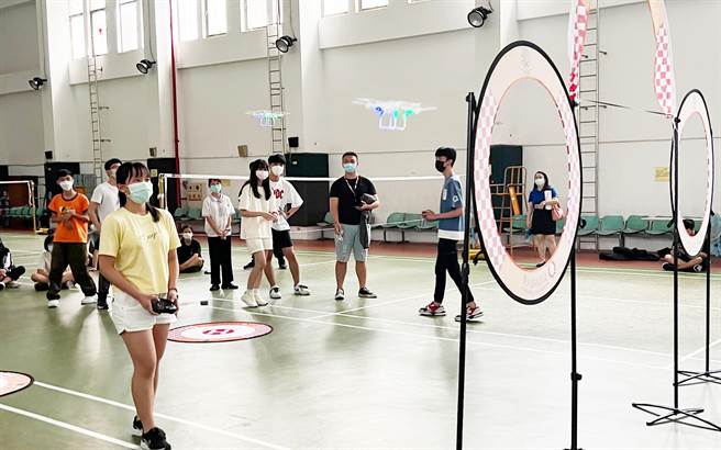 弘光科大攜手環保署推動低碳綠能人才培育，學員學習無人機操作。（弘光科大提供）