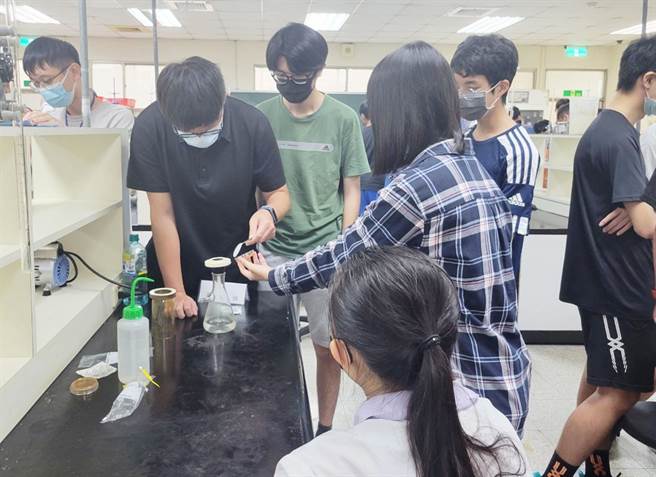 弘光科大攜手環保署推動低碳綠能人才培育，學員學習水汙染採樣。（弘光科大提供）
