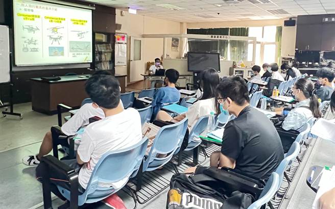 弘光科大攜手環保署推動低碳綠能人才培育，學員學習無人機基本概論。（弘光科大提供）