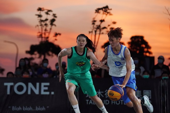 球员在夕阳下拚战身影。(3X3.EXE提供)