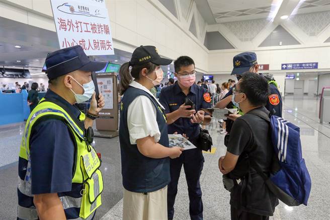 记者1日清晨直击航警及时拦下一位前往柬埔寨求职的旅客，男子不断强调此行是上帝给的机会，员警反驳遇到我们才是上帝最好的安排。（陈麒全摄）