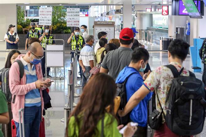 航警局与刑事局在桃园机场共同执行国人遭诈骗出国至柬埔寨人口贩运案，编排关怀提问与拦阻勤务，在国境建立最后一道防线。（陈麒全摄）