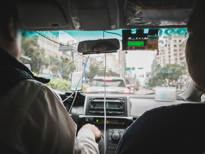 高男于热炒店喝完酒后搭计程车回家，下车时发现司机少找120元，便骑车狂追，遭判有期徒刑2月，缓刑2年。 （示意图/Shutterstock提供）