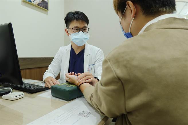 45岁的男子平日健壮，也有运动的习惯，但每每到了夏天，就习惯以冰凉的手摇饮或冰品解暑，没想到就诊时发现右脑血管已梗塞。 （高市联医提供／杨舒婷高雄传真）