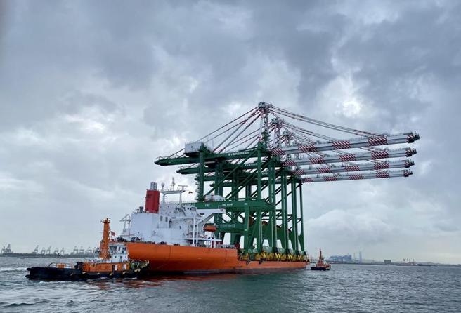 （长荣海运打造第七货柜中心机具黄金阵容，首批机具1日运抵高雄港，开启七柜营运序幕。图／港务公司提供）