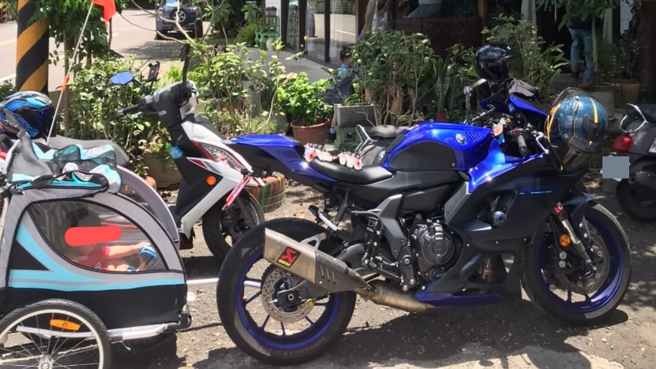 一名玩重机的父亲，在重机后轮加装自行车用的亲子拖车，把才3岁的儿子放在拖车中，以时速60的速度上路，他把成果分享到玩重机的群组，自豪地说「环岛不是问题了」。（图／翻摄自爆料公社）