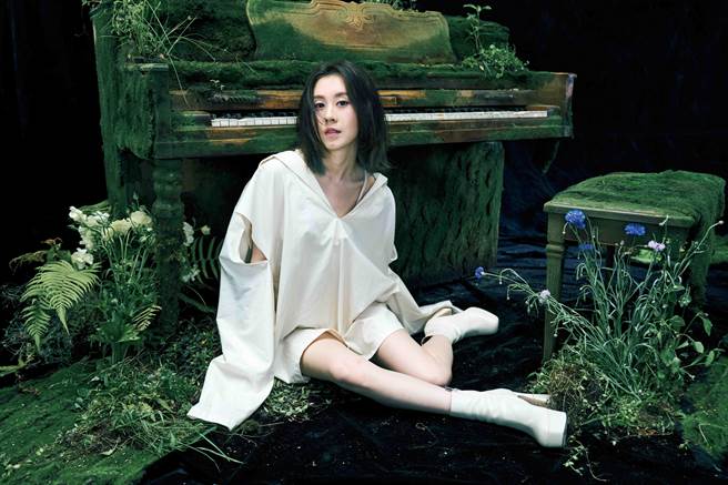 白安新專輯視覺由余靜萍操刀，蔓生於鋼琴的苔草花卉，象徵她源源不絕的創作力。（相信音樂提供）