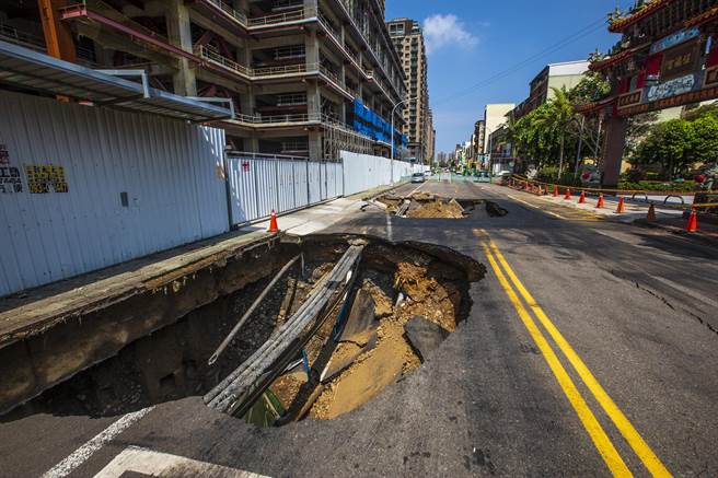 竹北市胜利二路「丰邑520」建案旁发生路基塌陷，有1辆小货车掉进前方的大坑洞。（罗浚滨摄）