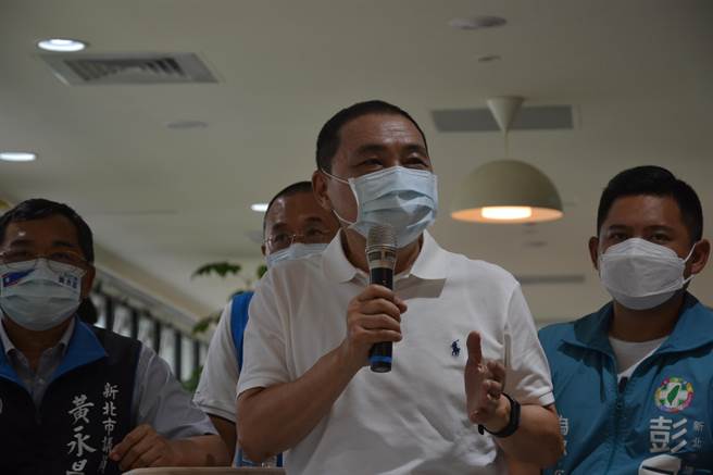 新北市长侯友宜近来频频贴出新加坡、泰国代表以及AIT处长孙晓雅的照片，外界质疑是否在回击林佳龙。对此，侯友宜表示，前两天是国际友谊日，因此这段时间才分享与国际国家的互动，大家好好做朋友，做实质外交、经验分享。（蔡雯如摄）