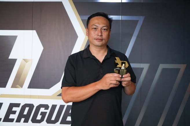 資深裁判陳宏名拿下PLG史上首個金哨獎。(PLG提供)