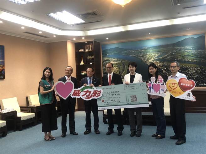 台北市副市長黃珊珊今出席「為陪伴特殊需求兒少成長發展 感謝台彩中獎人捐款新臺幣1千萬元」捐贈儀式記者會。（楊亞璇攝）