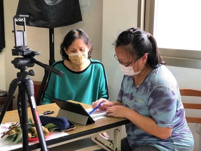 三湾数位中心让在地居民有接触3C产品的机会。（苗栗县府提供／李京升苗栗传真）