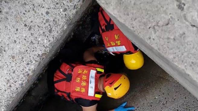 高雄港西子灣燈塔旁防波堤31日有民眾在消波塊縫隙中發現一具白骨，立刻報警處理。（高雄港務警察總隊提供／袁庭堯高雄傳真）