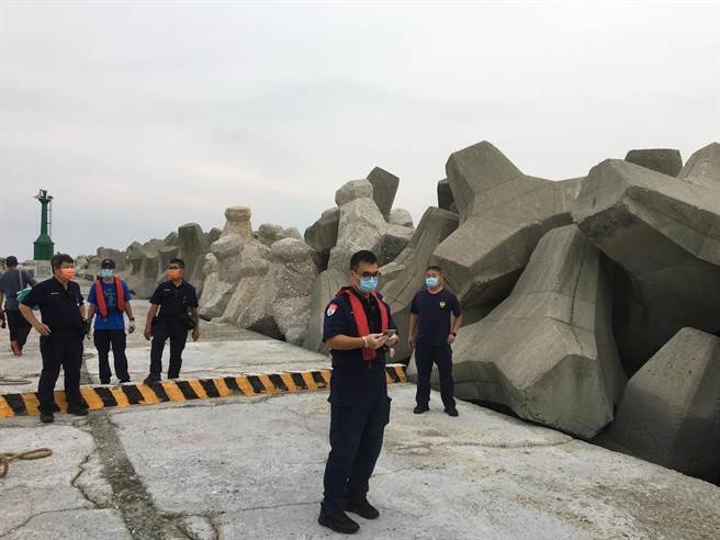 高雄港西子灣燈塔旁防波堤31日有民眾在消波塊縫隙中發現一具白骨，立刻報警處理。（高雄港務警察總隊提供／袁庭堯高雄傳真）